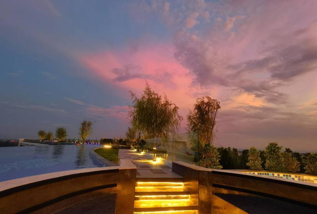 Modern Style Room With Sky Pool 古城边天际泳池公寓 Chiang Mai Ngoại thất bức ảnh