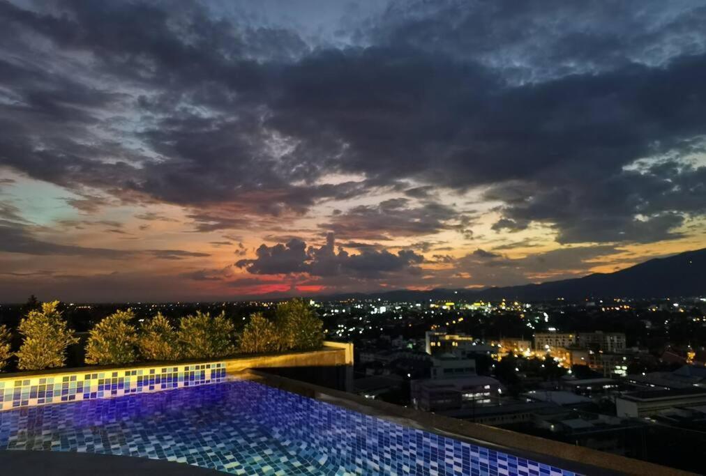 Modern Style Room With Sky Pool 古城边天际泳池公寓 Chiang Mai Ngoại thất bức ảnh