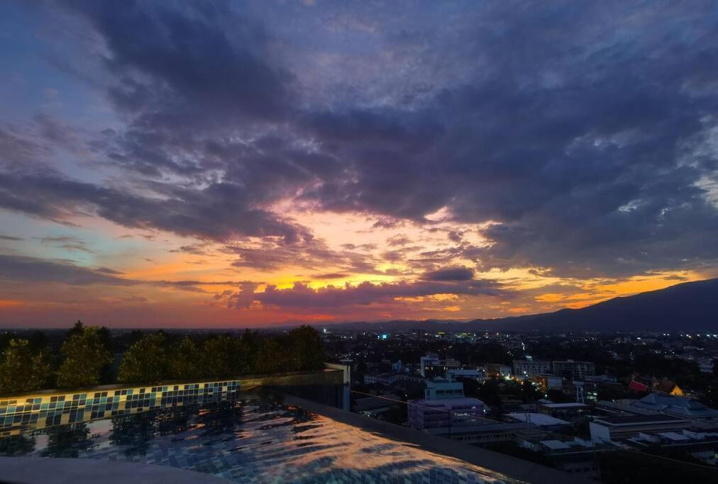 Modern Style Room With Sky Pool 古城边天际泳池公寓 Chiang Mai Ngoại thất bức ảnh